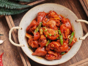 Bếp Eva - Phần này của lợn cực giàu collagen, đem kho với bia được món ăn vừa ngon lại đậm đà, thơm nức