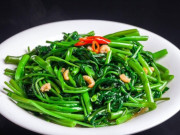 Bếp Eva - Rắc hạt này trước khi xào, rau muống cứ giòn ngon xanh mướt, ai biết rồi hãy thử ngay!