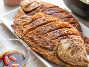 Bếp Eva - Rán cá, người bôi lòng trắng người lại thoa bột, còn đây là cách làm của đầu bếp để cá vàng giòn không sát chảo