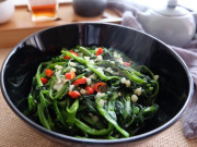 Bếp Eva - Loại rau giàu kali, tốt cho tiêu hóa, chỉ khoảng 10 nghìn đồng/bó, mùa đông xào một đĩa vừa ngon giòn ai cũng khen tấm tắc