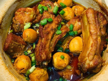 Sườn non kho không đã ngon, cho thêm quả bé xíu nhưng cực bổ này vào vừa hấp dẫn lại trôi cơm cho ngày thu mát mẻ