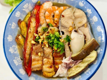 Cuối tuần làm bún mắm đầy ắp topping, thơm lừng cả bếp, cả nhà ăn không còn một miếng