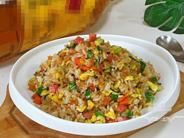 Cơm rang trứng, thêm vài thứ này ngon hơn rất nhiều, cả nhà được bữa sáng no căng bụng