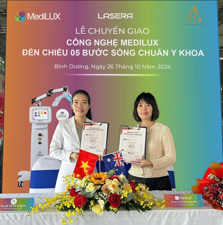 ThS.BS. Hà Thị Thúy An - Bác sĩ Chuyên môn đại diện Phòng khám (bên trái) và Bà Trương Phương Mai - Giám đốc Công ty TNHH Lasera (bên phải), đơn vị phân phối Công nghệ MediLUX tại Việt Nam.