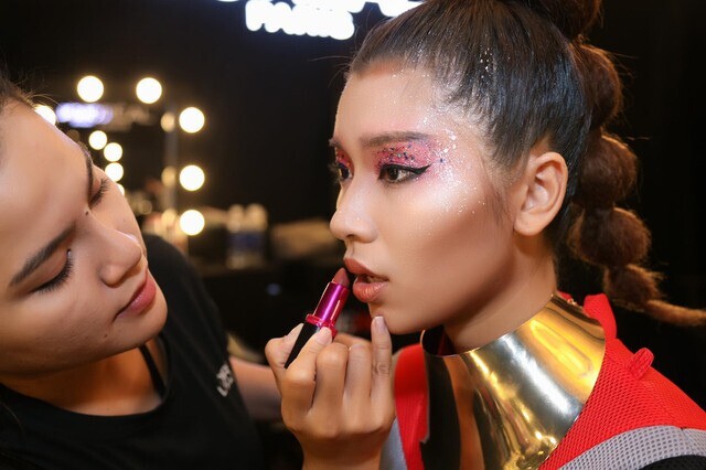 Khi có tay nghề và danh tiếng, những người trong nghề làm đẹp có thể có thu nhập khủng