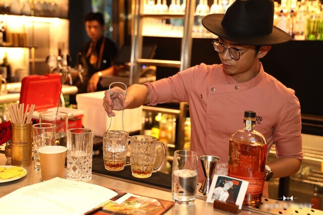 Pha chế một nghề đang được nhiều bạn trẻ chọn vì sự thú vị cũng như thu nhập hấp dẫn