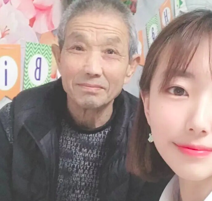 Cháu gái nhắn tin cho ông nội đã qua đời 4 năm, rưng rưng khi nhận được lời hồi đáp - 1