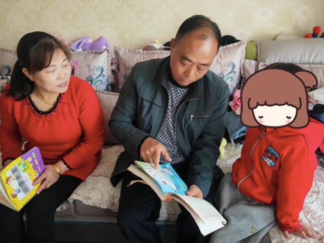 Ông bà Gao Heyi và Huang Qingzhi thường chơi cùng con, dạy con bất cứ khi nào có thời gian.