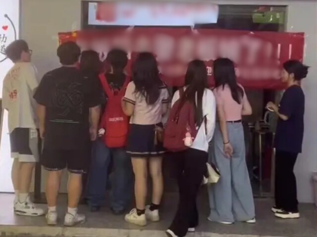 Chủ quán mì căng băng rôn thông báo nghỉ, biết lý do khách hàng thích thú viết lời chúc mừng - 2