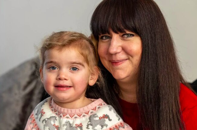 Grace với mẹ Becci khi ở nhà.