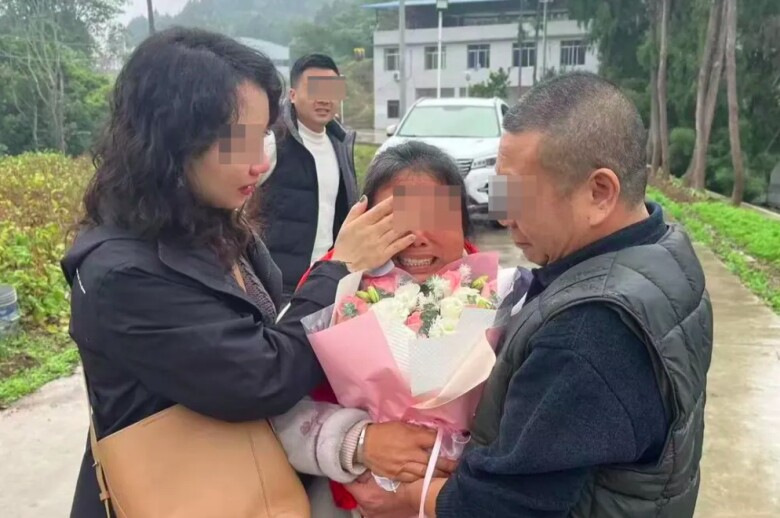 Yang Zhongqiong (giữa) và anh trai (phải) đoàn tụ sau 44 năm xa cách.