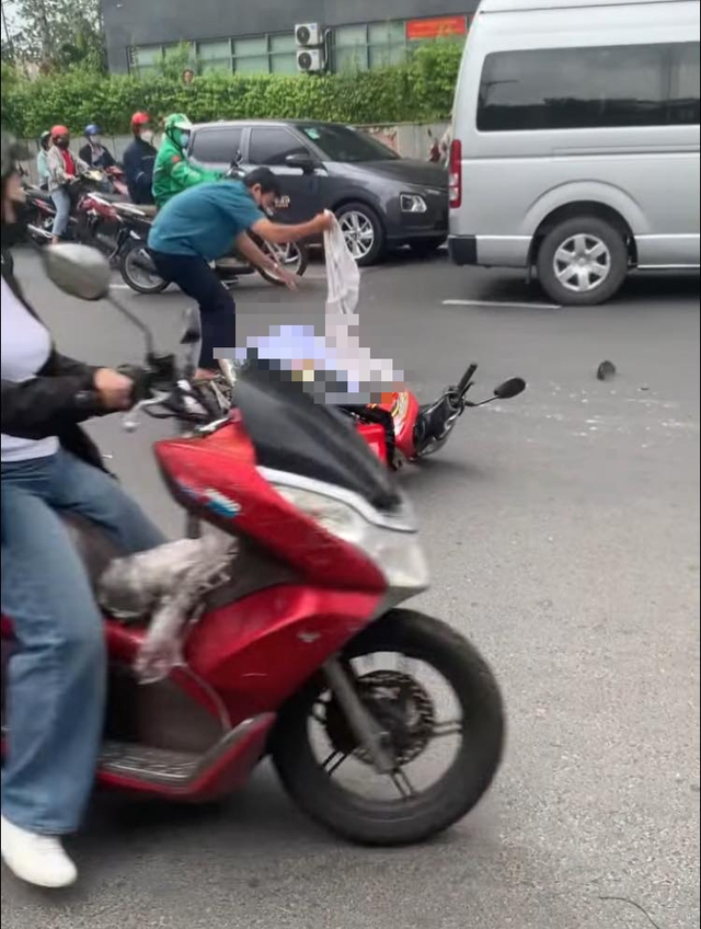 Tài xế dùng khăn trên xe để che chắn lại cho nạn nhân. Ảnh: Mạng xã hội