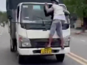Tin tức - Hoảng hồn cảnh người đàn ông bám vào đầu xe tải đang chạy vun vút trên đường