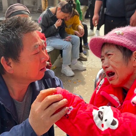 Người phụ nữ ngồi xe lăn tìm được gia đình sau 36 năm bị bắt cóc, bật khóc khi em trai vừa cất lời - 1