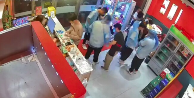 Quán lẩu đón nhóm học sinh vào trú mưa.