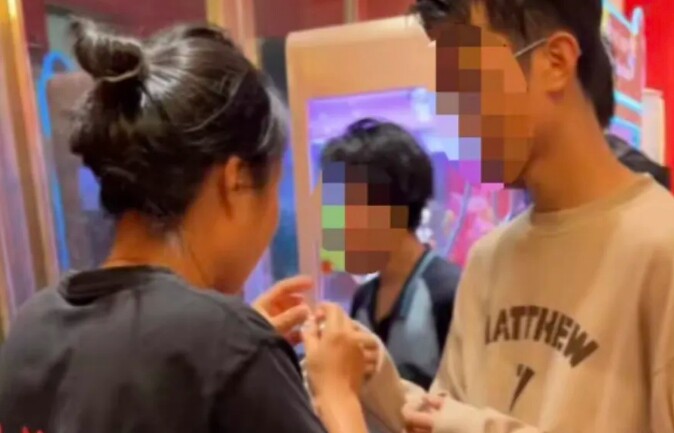 Nhân viên cửa hàng lẩu dán băng cá nhân cho học sinh.