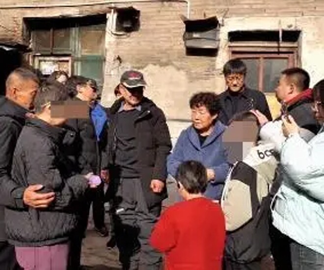 Người thân có mặt đón cô Bu về nhà. 