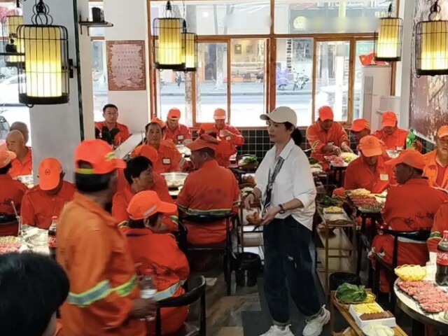Quán lẩu hàng tháng mời nhân viên vệ sinh ăn miễn phí: Mỗi lần hơn 30 người, đặc biệt chuẩn bị suất ăn “siêu to khổng lồ” - 2