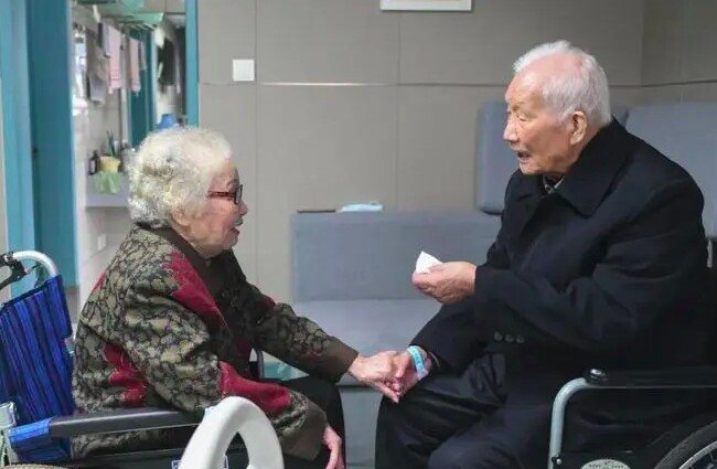 Ông Yang Sen nắm lấy tay vợ.