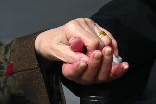 Rưng rưng cảnh tượng cụ bà 97 tuổi trang điểm, uốn tóc để đến bệnh viện thăm chồng 98 tuổi - 2