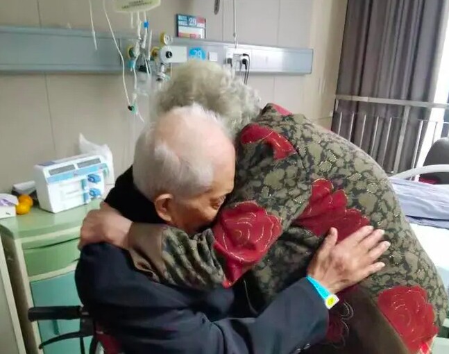 Rưng rưng cảnh tượng cụ bà 97 tuổi trang điểm, uốn tóc để đến bệnh viện thăm chồng 98 tuổi - 4