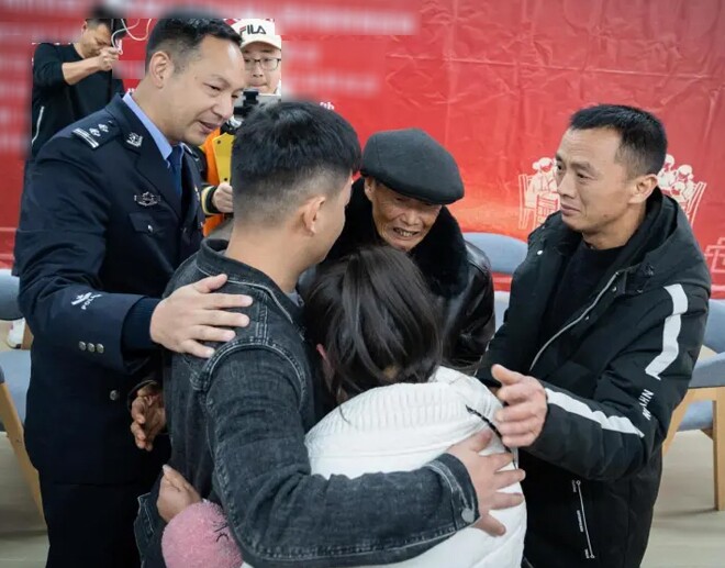 Cảnh đoàn tụ xúc động sau 34 năm xa cách. 