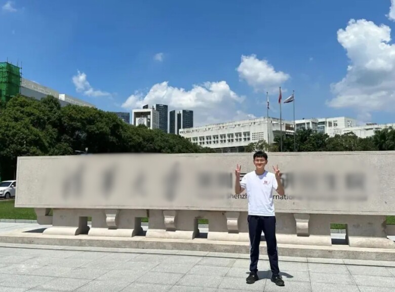 Sinh ra trong amp;#34;gia đình im lặngamp;#34;, chàng trai vượt mọi khó khăn trở thành nghiên cứu sinh trường danh tiếng bậc nhất - 3