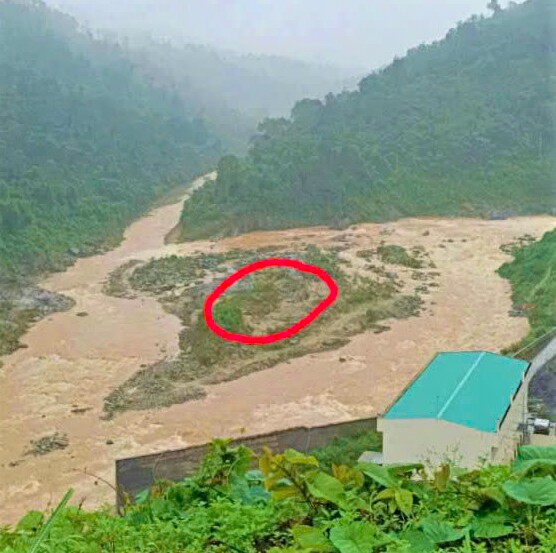 Vùng khoanh đỏ - nơi 4 người dân bị mắc kẹt