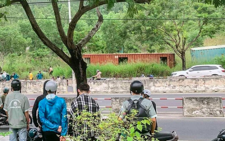 Cảnh sát phong tỏa, khám nghiệm phát hiện vụ việc. Ảnh: TH