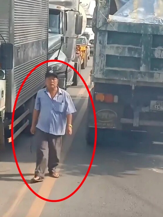 Người đàn ông dừng xe lại đuổi theo xe tải có hành vi đe dọa tài xế xe tải.