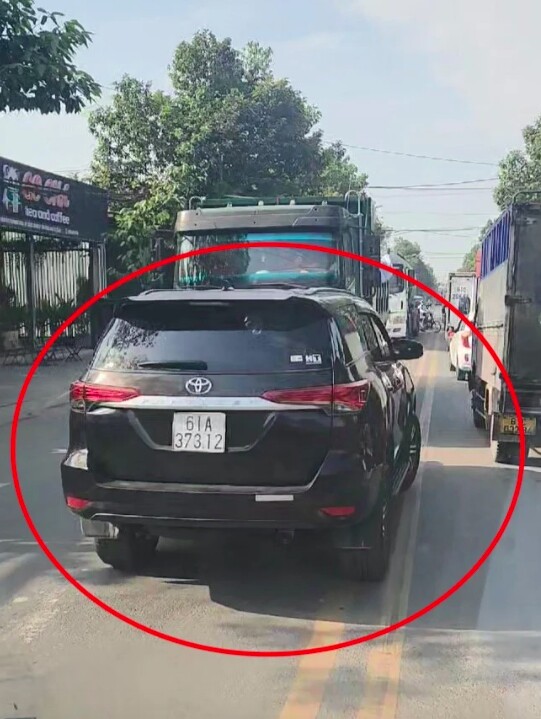 Đường đang rất đông, nhưng người đàn ông cố tình lái xe ô tô đi ngược chiều.