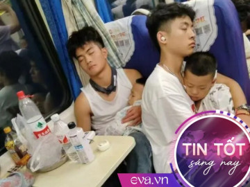 Hai thanh niên bế hai em nhỏ suốt đêm trên tàu, biết danh tính lũ trẻ ai cũng nức nở khen