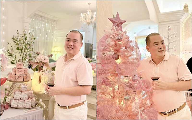 Cây thông Giáng sinh được phủ màu hồng pastel nhẹ nhàng, kết hợp với dải lưới trang trí cùng những quả châu bạc - hồng, tạo nên tổng thể mềm mại mà hiện đại. Phần bàn tiệc được bày biện công phu với những chi tiết nhỏ: Chân đèn mạ vàng, hoa tulip tươi, bộ đồ ăn kiểu Âu.