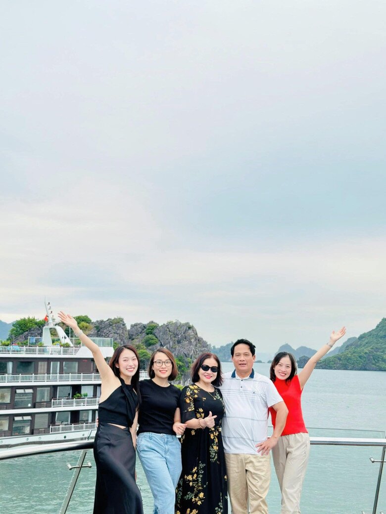 Bố mẹ Khánh Vy có 3 cô con gái giỏi giang.