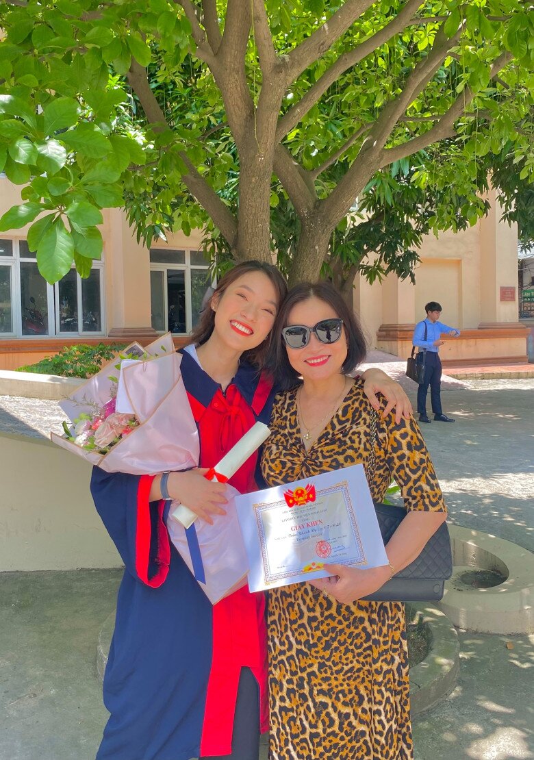 Mẹ Khánh Vy trẻ trung, sành điệu khi đi tham dự lễ tốt nghiệp của con gái.