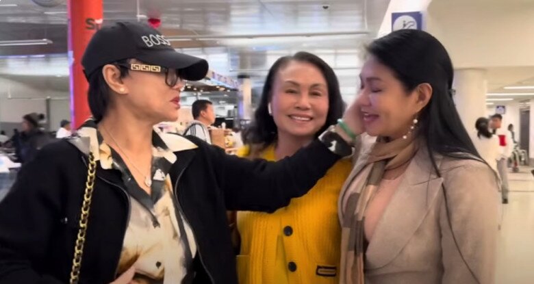 Nữ danh ca âu yếm con dâu.