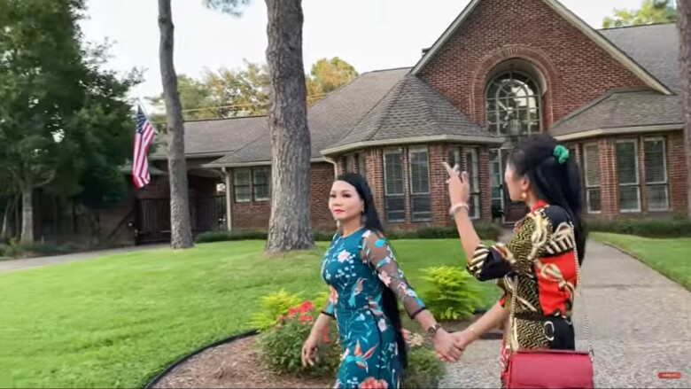 Ngọc Huyền và một người bạn đến thăm cơ ngơi rộng lớn của danh ca Thanh Tuyền.