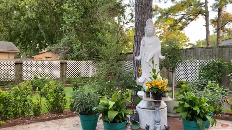 Phía trước và vườn sau đều rất thoáng đãng, đầy hơi thở thiên nhiên.