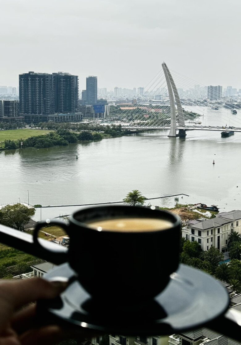 Ngôi nhà mới của Bùi Lý Thiên Hương còn sang chảnh hơn với view hướng ra sông Sài Gòn thơ mộng, khiến nhiều bạn bè nhận xét rằng đây là “view triệu đô”.