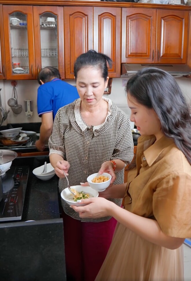 Dân mạng bình luận: “Ủa chị này bao nhiêu tuổi rồi nhỉ, chắc nhà có điều kiện nên không phải mua bán chợ búa gì nhỉ. Đến rau răm cũng không biết”, “Rau răm mà còn hỏi là gặp chị củng cho mấy cái đấy”...