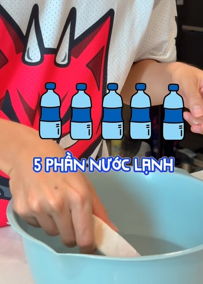 Cách làm của diễn viên “Em chưa 18” như sau: Lấy 5 phần nước lạnh, 1 phần nước sôi hòa lẫn với nhau.
