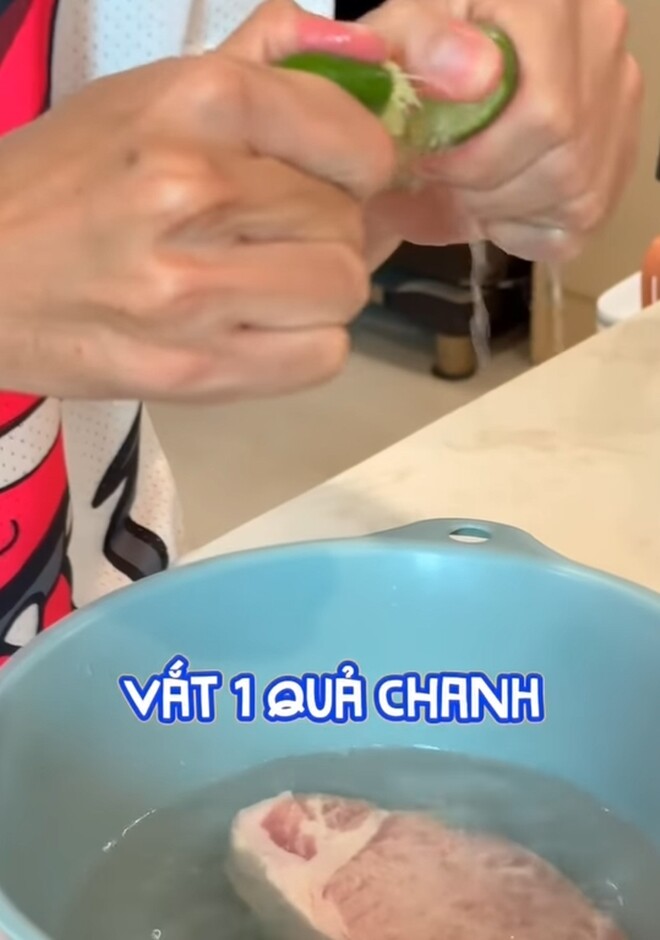 Sau đó, anh vắt thêm 1 trái chanh và 3 muỗng đường rồi cho cục thịt vào ngập nước.