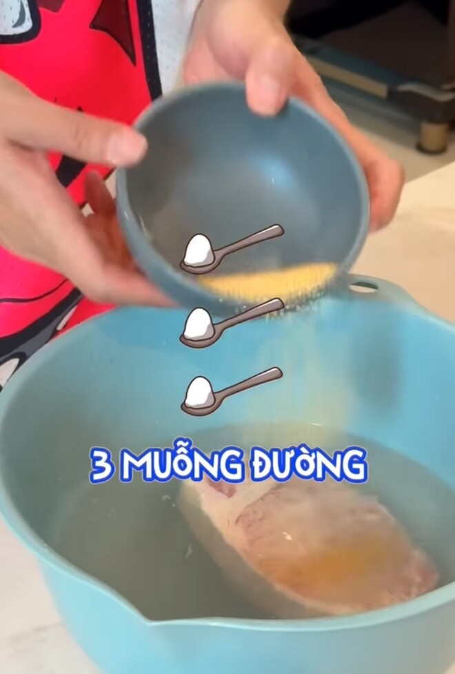 Kiều Minh Tuấn mời người khác sang ăn cơm nhưng có mỗi cục thịt cứng ngắc, anh thử cách rã đông siêu nhanh - 5