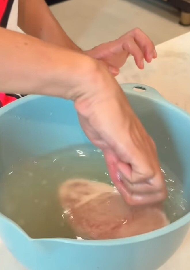 Theo anh, đường sẽ làm tinh thể nước đá tan nhanh mà vẫn mềm. 