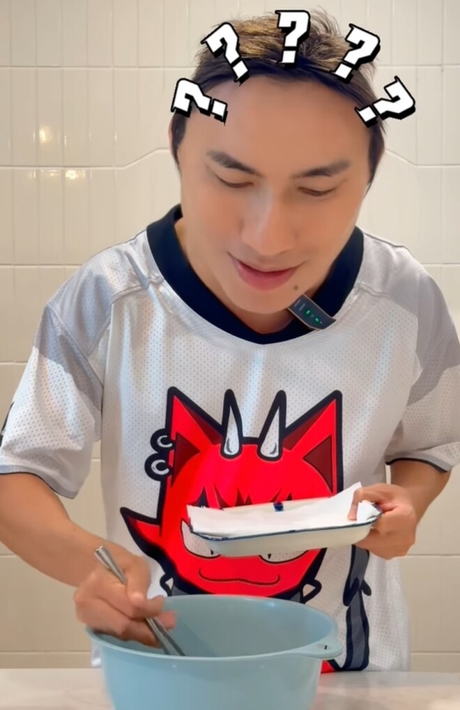 Sau vài phút, Kiều Minh Tuấn hồi hộp không biết thịt có rã đông nhanh như trên mạng nói không.
