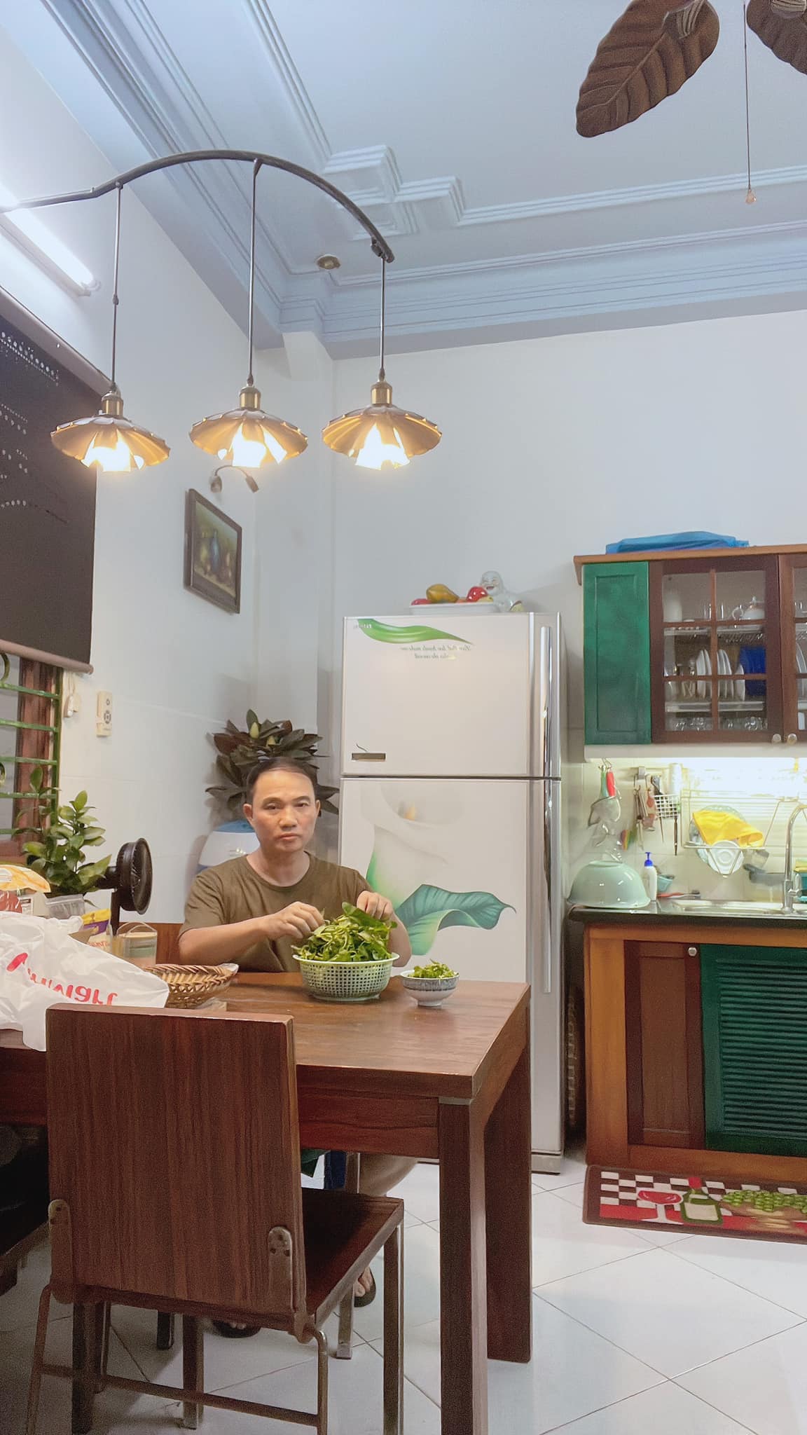 img srchttps://cdn.eva.vn/upload/4-2024/images/lanct1/mot-nam-ca-si-u60-van-doc-than-duoc-thu-minh-he-lo-co-biet-phu-cua-cai-toi-nhieu-thua-tien-_04_0_n-1730971241-801-width1536height2048.jpg /