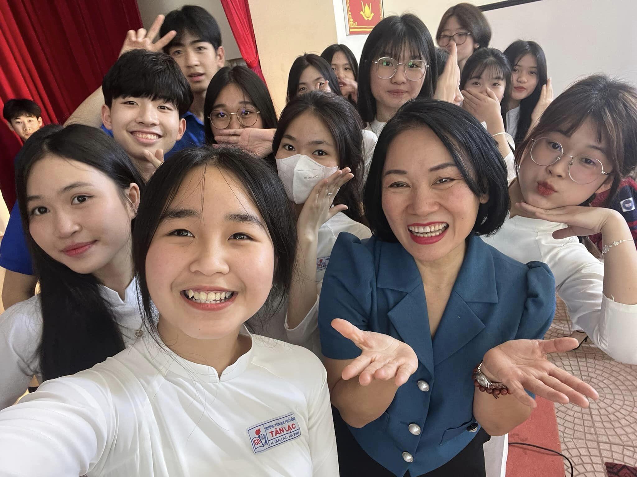 Nữ nhà báo thân thiện với đồng nghiệp và khán giả.