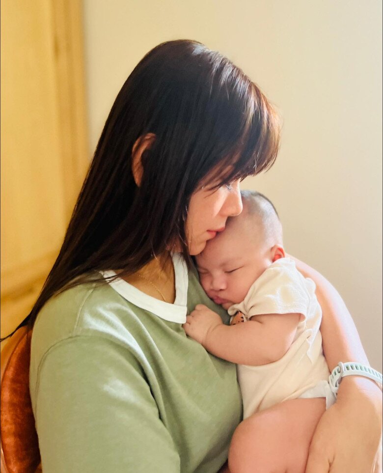 Khoảnh khắc Bông Mai bên cháu được nhận xét như mẹ con hay chị em.