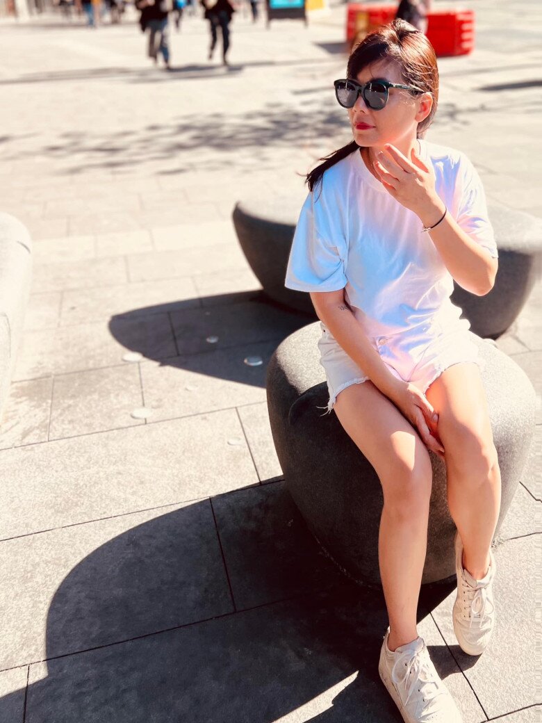 Bông Mai được biết đến với nhiều vai trò như ca sĩ, MC, nhà báo, đạo diễn.