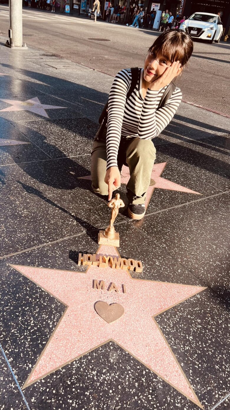 Nữ MC vi vu nhiều nơi.